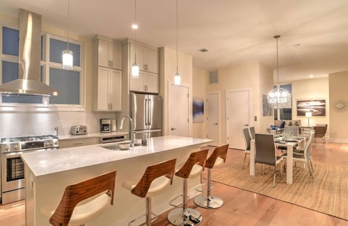 East End - Valley Street Apartment | Downtown Townhome with Private Elevator