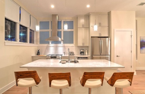 East End - Valley Street Apartment | Downtown Townhome with Private Elevator