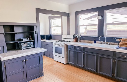 Arcata House | Downtown Two Bedroom Craftsman Home- 2 Minute Walk to the Plaza