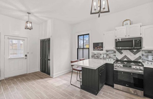 Columbia House | Downtown, USC, King, 3 TVs, Fast Wi-Fi, Pets