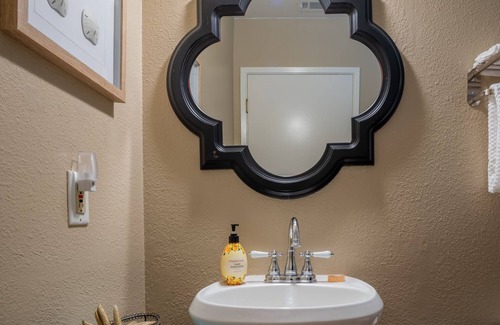 Paso Robles Cottage | Downtown Weekender-Walk To Downtown and Enjoy Everything Paso!