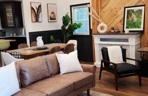 Duncan House | Dowtown Duncan with stream and deck