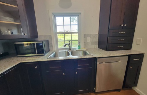 Duncan House | Dowtown Duncan with stream and deck