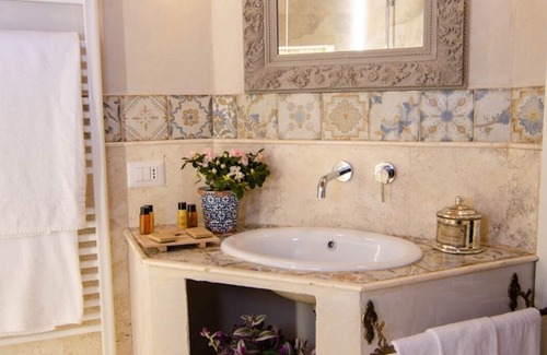 Montepulciano Apartment | Dragoncello Suite with four-poster bed