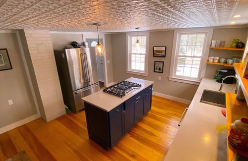 Brooklin Cottage | Dragonfly Cottage: An airy 2-bedroom cottage in delightful Brooklin with WiFi