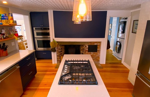 Brooklin Cottage | Dragonfly Cottage: An airy 2-bedroom cottage in delightful Brooklin with WiFi