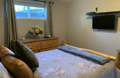 Sherwood Park House | Dragonfly Inn Loft & Walkout Suites