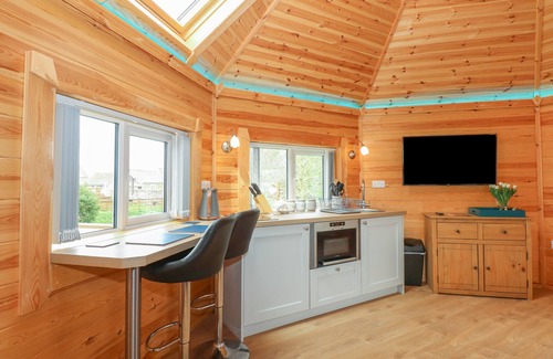 Pentney Cottage | DRAGONFLY RETREAT, romantic, with hot tub in Upper Marham