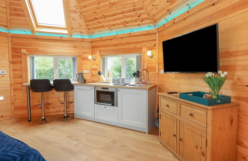 Pentney Cottage | DRAGONFLY RETREAT, romantic, with hot tub in Upper Marham
