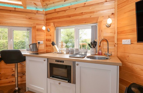 Pentney Cottage | DRAGONFLY RETREAT, romantic, with hot tub in Upper Marham