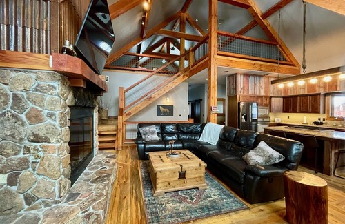 Lead House | DREAM CABIN IDEAL FOR FAMILIES OR LARGE GROUPS ~ Game Room, Hot Tub, ON Trails!
