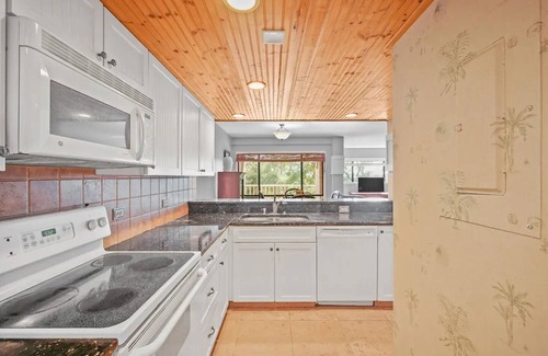Spanish Wells Apartment | Dream condo unbeatable locationnn