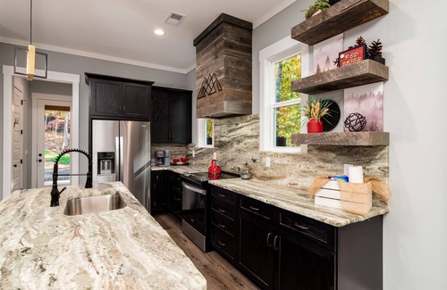 Hemp Cabin | Dream Vacation @ Red Skies- Hot Tub, Fire Pit, Game Room, Firepit,