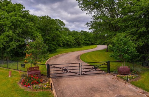 Myra Cabin | Dreamcatcher elite cabins and events 3BDR 2bth retreat in Saint jo TX