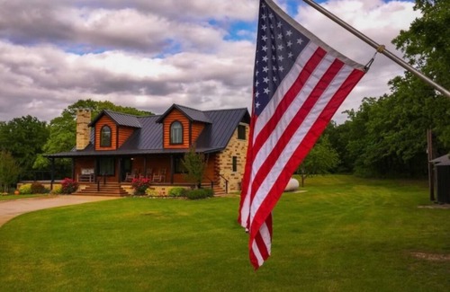 Myra Cabin | Dreamcatcher elite cabins and events 3BDR 2bth retreat in Saint jo TX