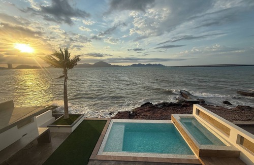 San Carlos House | Dreamhouse 5 Bedroom With Pool Located Right On The Water