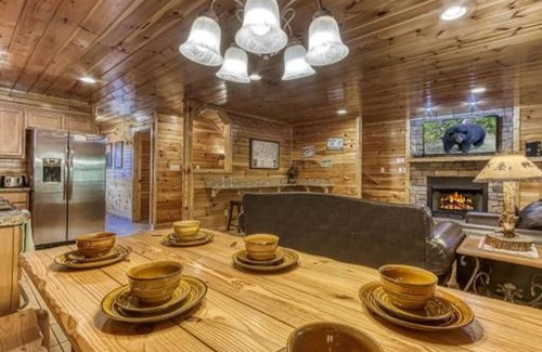 Hemlock Hills Apartment | Dreams Come True With This Luxury Cabin