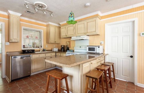 Tybee Island Cottage | Dreamsicle Beach Cottage. Near beach & restaurants. Pet friendly+large backyard.