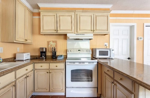 Tybee Island Cottage | Dreamsicle Beach Cottage. Near beach & restaurants. Pet friendly+large backyard.