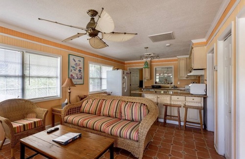 Tybee Island Cottage | Dreamsicle Beach Cottage. Near beach & restaurants. Pet friendly+large backyard.