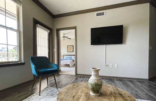 Ferndale Apartment | Dreamy 1BD/1BA w/Balcony + Gym - Little Rock