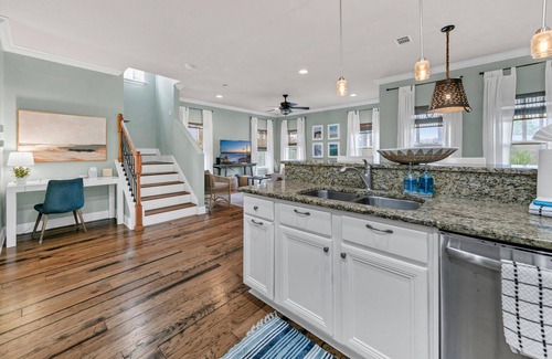Treetop House | Dreamy Back Yard/Close to Beach and Restaurants