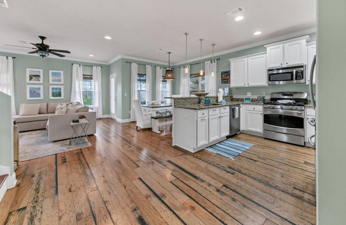 Treetop House | Dreamy Back Yard/Close to Beach and Restaurants