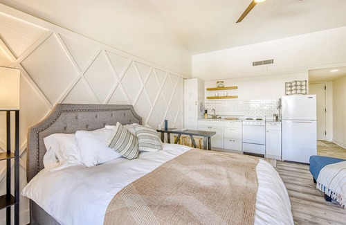 Hilo Apartment | Dreamy Island Gem W/ Full Kitchen, Free WiFi, Shared Pool, & Private Balcony!