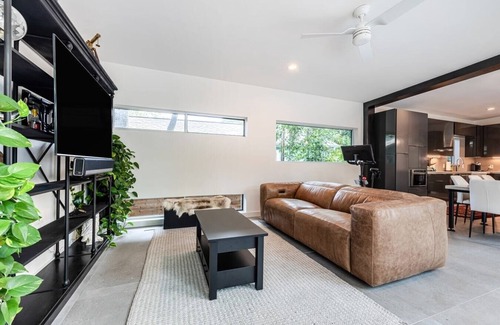 Galindo House | Dreamy Modern Retreat: Pool + Sauna: Mins from DT