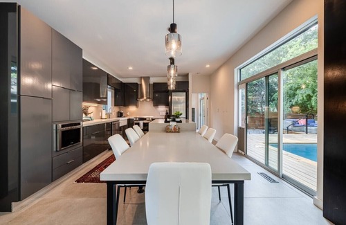 Galindo House | Dreamy Modern Retreat: Pool + Sauna: Mins from DT