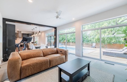 Galindo House | Dreamy Modern Retreat: Pool + Sauna: Mins from DT