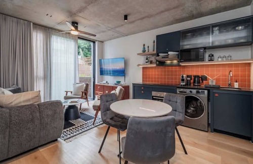 Sea Point Villa | Dreamy new 1 bed with epic rooftop deck & pool
