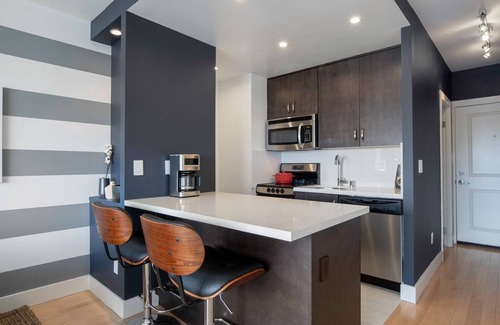 Lower Nob Hill Apartment | Dreamy Nob Hill Studio w/Sauna, Gym, City View by Blueground
