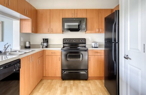 South San Francisco Apartment | Dreamy South SF 1BR w/ W/D, Gym & Pool, nr BART, by Blueground