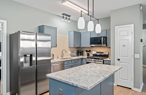 Spring House | Dreamy Spring Getaway - Sleeps 10, Near IAH & Downtown