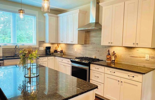 South Nashville House | Dreamy Townhome - Cozy Vibe - Mins to Broadway!