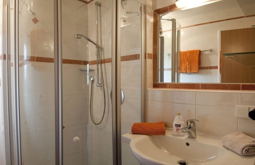 Blindau Apartment | Drei-raum-ferienwohnung 65qm, Dusche/wc, 2 Extra-schlafzimmer, Küche, Balkon