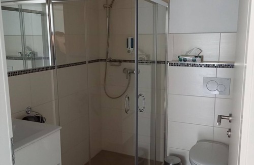 Stadl-Predlitz House | Dreibettzimmer, Dusche, WC, Bergseite - Gasthof zum Postwirt