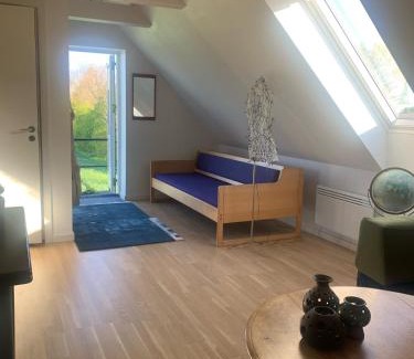 Nordfyns Apartment | Drejerindens kreative stemningsfulde lejlighed