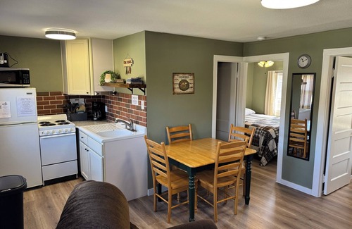 Branson Cottage | Driftwater Resort Cabin #14 with Lake Taneycomo Access & Pool!