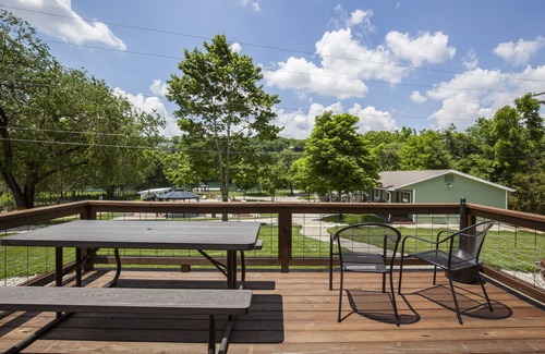 Branson Cottage | Driftwater Resort Cabin #14 with Lake Taneycomo Access & Pool!