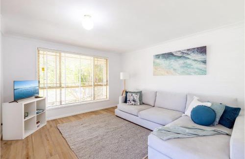 Fingal Bay House | Driftwood Cottage 1 28 Farm Rd pet friendly Wi Fi Air Con and ground floor