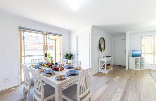 Fingal Bay House | Driftwood Cottage 1 28 Farm Rd pet friendly Wi Fi Air Con and ground floor