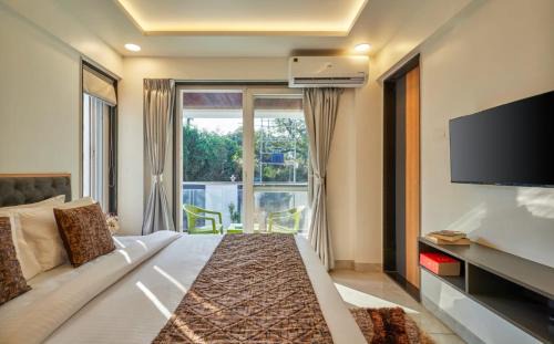 Wai Hotel | Drizzle Resort with Swimming pool Near Maapro Garden