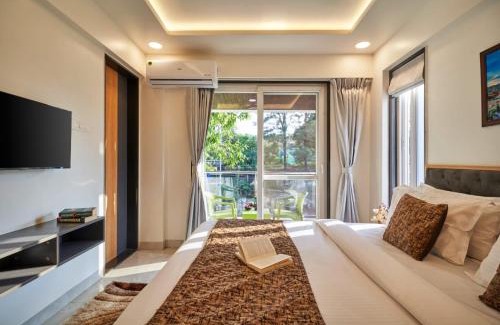 Wai Hotel | Drizzle Resort with Swimming pool Near Maapro Garden