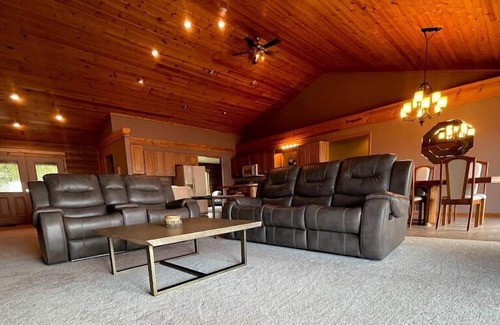 Drummond House | Drummond Island Hotel & Vacation Homes - Rocky Knoll Lodge