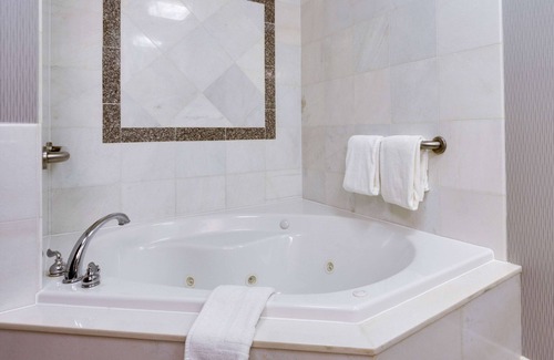 O'Fallon Hotel | Drury Inn & Suites St. Louis O'Fallon, IL