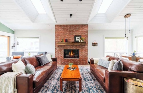 Downtown Flagstaff House | DT Flag | Epic Game Room | Hottub | BBQ | Fire Pit
