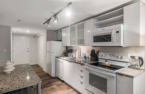 Central Business District Apartment | DT Gym, Pool, Rooftop, 5 min walk to Stadiums