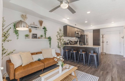 Rio Grande Apartment | DT SLC | King Bed | Gym | Parking | Walk Score 90